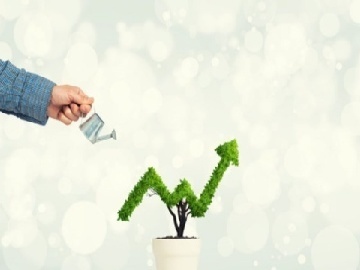 开学首日，家长围栏前齐聚，满满的爱意传递给孩子